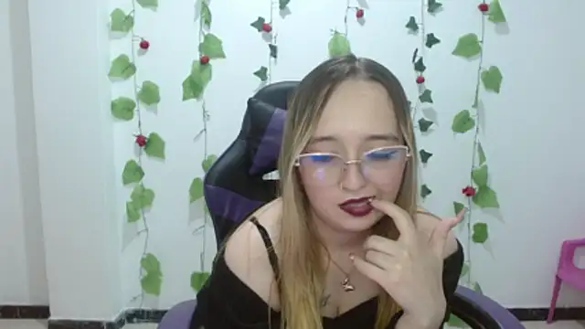 Liaroberts1 online show from May 9, 2026, 4:49 am