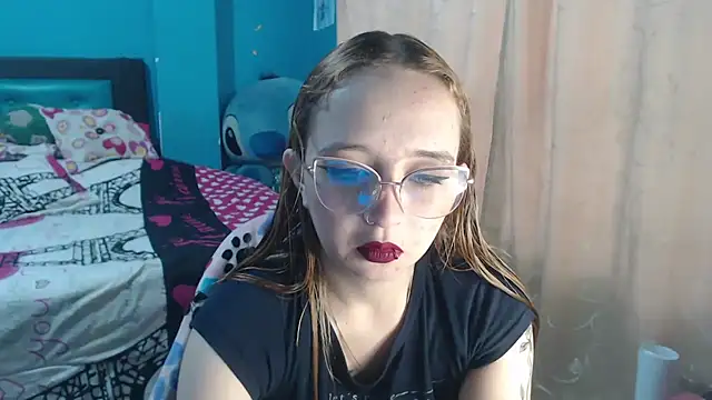 Liaroberts1 online show from February 12, 2025, 12:12 pm