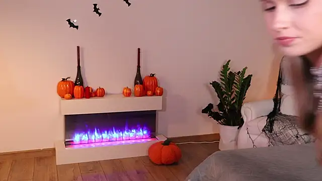 ella twinkl online show from October 25, 2025, 7:03 pm