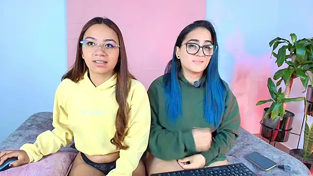 Snapshot of Jules_n_Gia chatting on September 30, 2025, 10:21 am Jules n Gia online show from September 30, 2025, 10:21 am