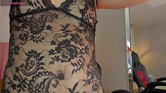 SUNNYCYRUS online show from July 13, 2026, 12:48 pm