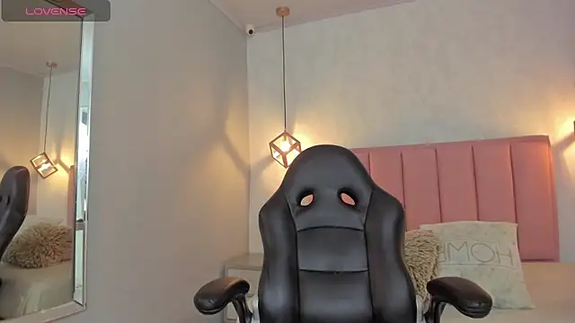 SUNNYCYRUS online show from February 10, 2026, 12:37 pm