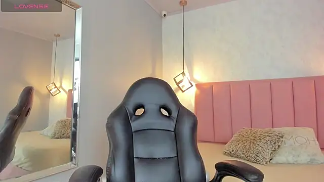 SUNNYCYRUS online show from February 19, 2026, 12:35 pm