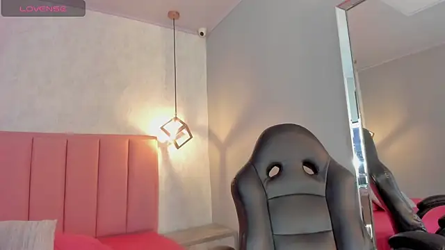 SUNNYCYRUS online show from October 22, 2025, 12:37 pm