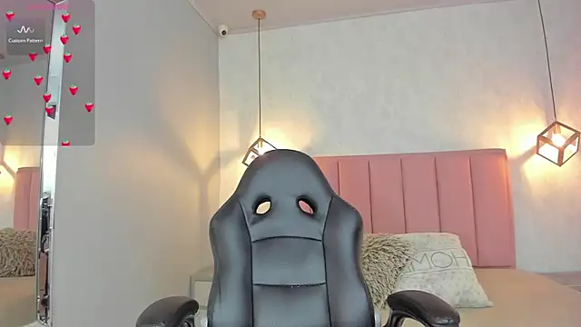 SUNNYCYRUS online show from February 13, 2026, 1:44 pm