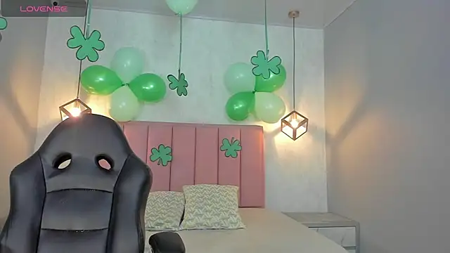 SUNNYCYRUS online show from March 17, 2026, 1:25 pm