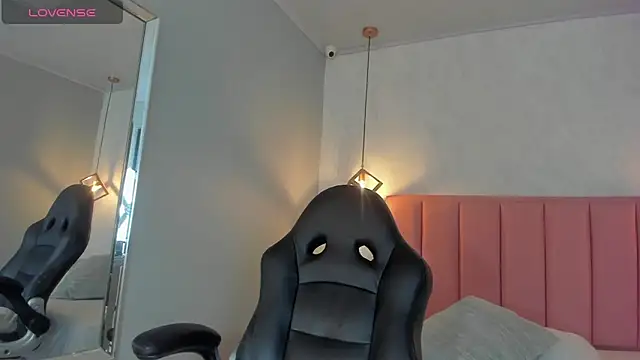 SUNNYCYRUS online show from October 25, 2025, 12:28 pm