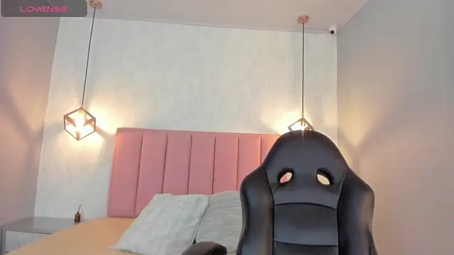 SUNNYCYRUS online show from October 27, 2025, 12:28 pm