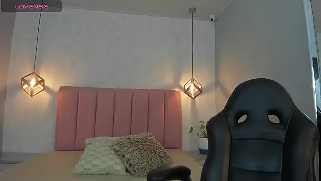 SUNNYCYRUS online show from November 11, 2025, 12:33 pm