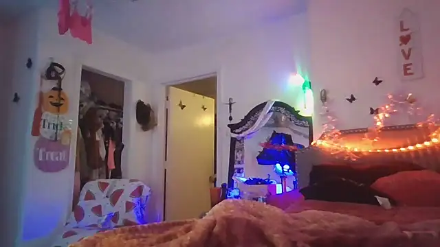 Snapshot of nikkiigees713 chatting on December 29, 2024, 9:50 am nikkiigees713 online show from December 29, 2024, 9:50 am