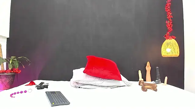 Snapshot of Luna_smit08 chatting on October 6, 2025, 9:04 pm Luna smit08 online show from October 6, 2025, 9:04 pm