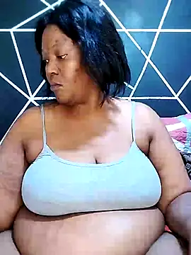 Snapshot of YummyChocolatexx2 chatting on February 5, 2026, 8:21 am YummyChocolatexx2 online show from February 5, 2026, 8:21 am