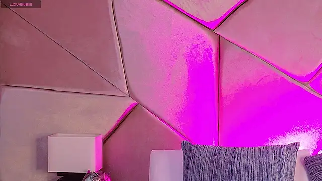 Nahomi King online show from December 20, 2025, 4:32 pm