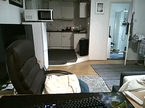 Snapshot of mihaimichael chatting on September 17, 2025, 2:41 pm mihaimichael online show from September 17, 2025, 2:41 pm