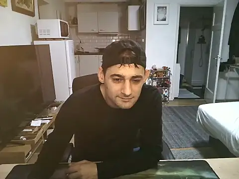 Snapshot of mihaimichael chatting on October 7, 2025, 11:06 pm mihaimichael online show from October 7, 2025, 11:06 pm