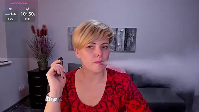 Julia Wilsone online show from January 12, 2025, 5:01 pm