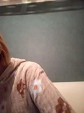 Snapshot of Gussie_Bridie chatting on February 14, 2025, 2:33 pm Gussie Bridie online show from February 14, 2025, 2:33 pm