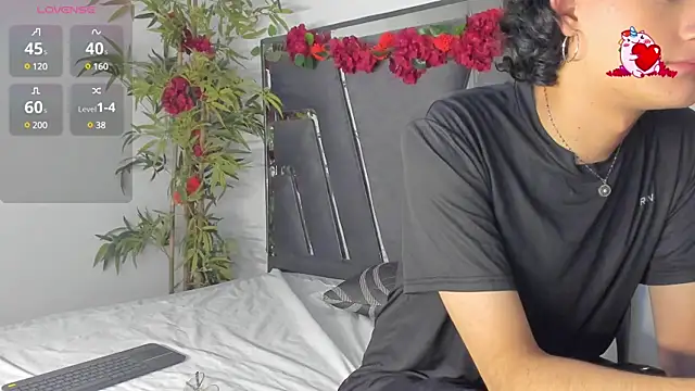 Snapshot of Black_Rose2 chatting on March 18, 2025, 11:44 am Black Rose2 online show from March 18, 2025, 11:44 am
