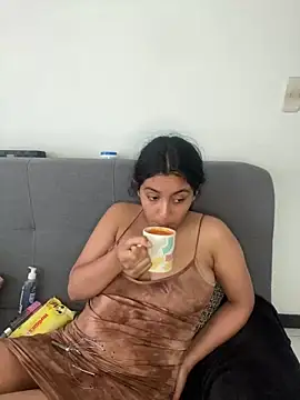 cloe small online show from February 9, 2025, 9:49 pm