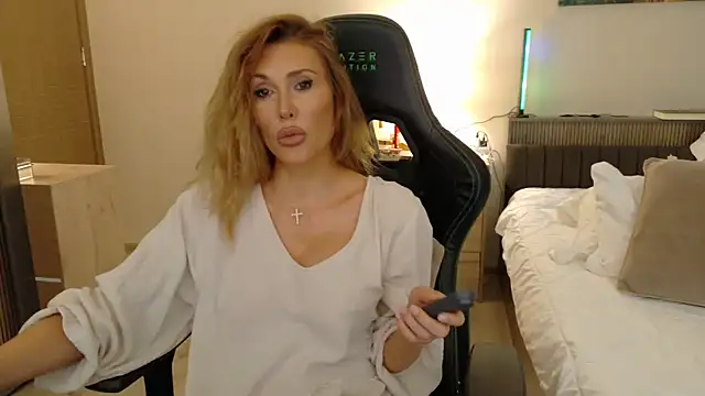 Snapshot of joycesilver chatting on September 22, 2025, 8:09 am joycesilver online show from September 22, 2025, 8:09 am