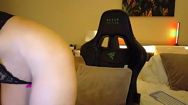 joycesilver online show from December 14, 2025, 2:44 pm