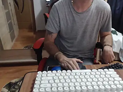 Snapshot of uncutguy01 chatting on September 22, 2025, 5:46 am uncutguy01 online show from September 22, 2025, 5:46 am