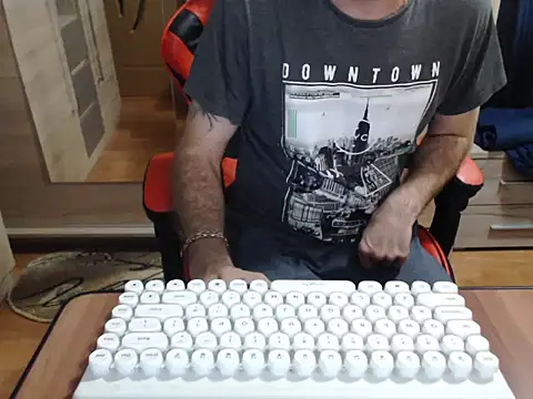 Snapshot of uncutguy01 chatting on October 20, 2025, 5:31 am uncutguy01 online show from October 20, 2025, 5:31 am