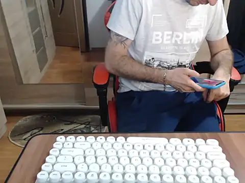 Snapshot of uncutguy01 chatting on October 22, 2025, 4:23 am uncutguy01 online show from October 22, 2025, 4:23 am