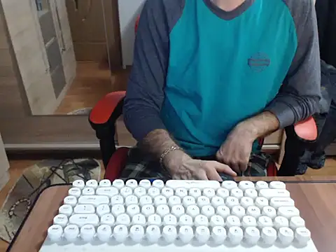 Snapshot of uncutguy01 chatting on October 26, 2025, 5:52 am uncutguy01 online show from October 26, 2025, 5:52 am