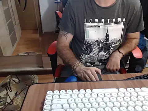 Snapshot of uncutguy01 chatting on September 17, 2025, 4:03 am uncutguy01 online show from September 17, 2025, 4:03 am