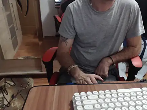 Snapshot of uncutguy01 chatting on September 21, 2025, 4:39 am uncutguy01 online show from September 21, 2025, 4:39 am