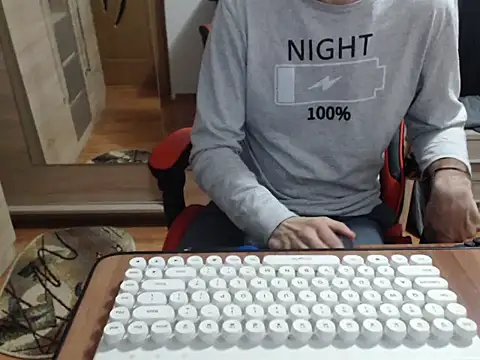 Snapshot of uncutguy01 chatting on October 10, 2025, 4:46 am uncutguy01 online show from October 10, 2025, 4:46 am