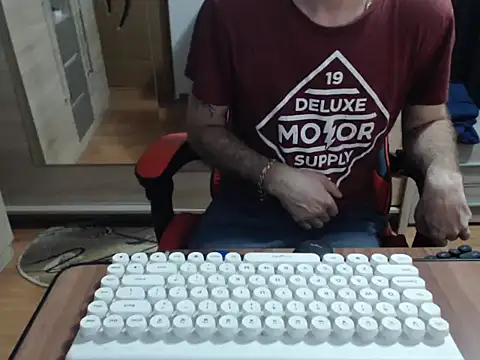 Snapshot of uncutguy01 chatting on October 21, 2025, 4:23 am uncutguy01 online show from October 21, 2025, 4:23 am