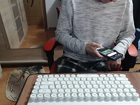 Snapshot of uncutguy01 chatting on October 5, 2025, 4:47 am uncutguy01 online show from October 5, 2025, 4:47 am