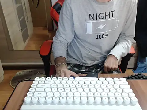 Snapshot of uncutguy01 chatting on October 17, 2025, 4:16 am uncutguy01 online show from October 17, 2025, 4:16 am