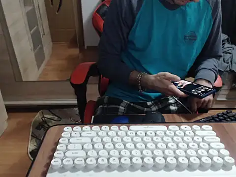 Snapshot of uncutguy01 chatting on October 12, 2025, 5:09 am uncutguy01 online show from October 12, 2025, 5:09 am