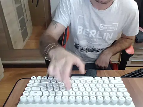 Snapshot of uncutguy01 chatting on October 23, 2025, 5:06 am uncutguy01 online show from October 23, 2025, 5:06 am