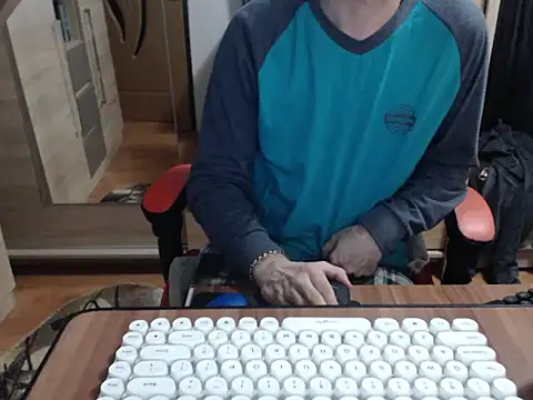 Snapshot of uncutguy01 chatting on October 27, 2025, 5:52 am uncutguy01 online show from October 27, 2025, 5:52 am