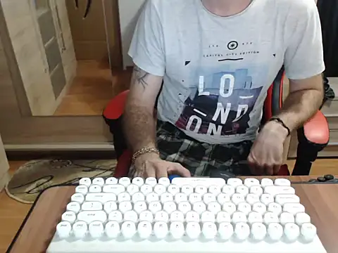 Snapshot of uncutguy01 chatting on October 19, 2025, 5:10 am uncutguy01 online show from October 19, 2025, 5:10 am