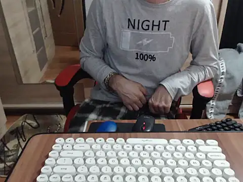 Snapshot of uncutguy01 chatting on October 15, 2025, 4:44 am uncutguy01 online show from October 15, 2025, 4:44 am