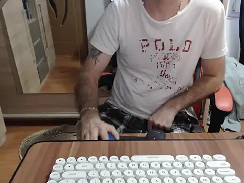 Snapshot of uncutguy01 chatting on October 29, 2025, 5:28 am uncutguy01 online show from October 29, 2025, 5:28 am