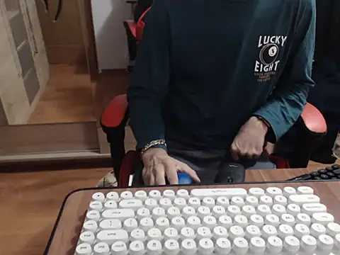 Snapshot of uncutguy01 chatting on October 1, 2025, 5:01 am uncutguy01 online show from October 1, 2025, 5:01 am