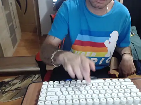 Snapshot of uncutguy01 chatting on September 25, 2025, 4:18 am uncutguy01 online show from September 25, 2025, 4:18 am