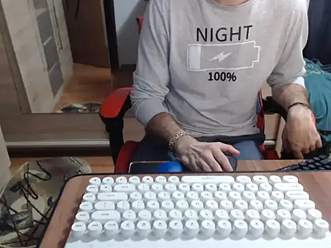 Snapshot of uncutguy01 chatting on October 9, 2025, 5:19 am uncutguy01 online show from October 9, 2025, 5:19 am