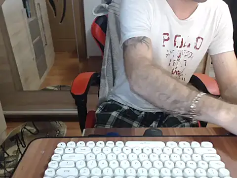 Snapshot of uncutguy01 chatting on October 28, 2025, 5:08 am uncutguy01 online show from October 28, 2025, 5:08 am