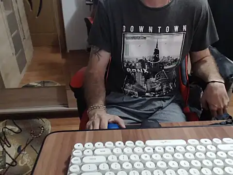 Snapshot of uncutguy01 chatting on September 19, 2025, 4:16 am uncutguy01 online show from September 19, 2025, 4:16 am