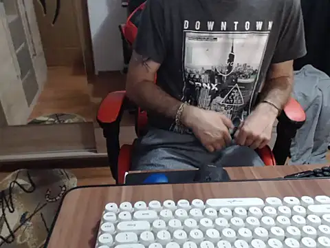 uncutguy01 online show from September 16, 2025, 4:13 am