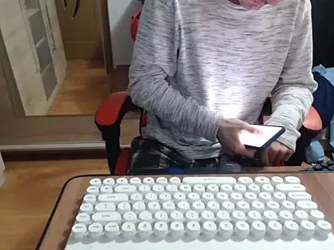 Snapshot of uncutguy01 chatting on October 6, 2025, 5:19 am uncutguy01 online show from October 6, 2025, 5:19 am