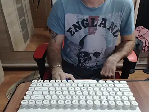 Snapshot of uncutguy01 chatting on October 24, 2025, 4:33 am uncutguy01 online show from October 24, 2025, 4:33 am