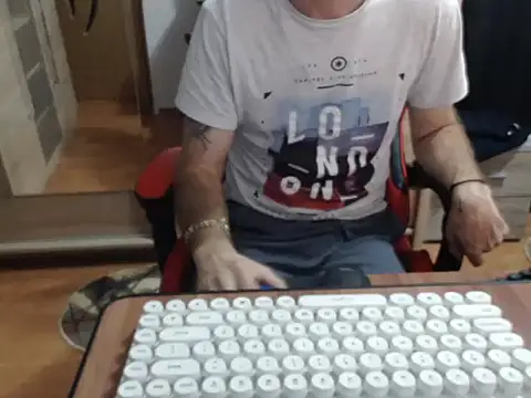 Snapshot of uncutguy01 chatting on September 30, 2025, 4:51 am uncutguy01 online show from September 30, 2025, 4:51 am